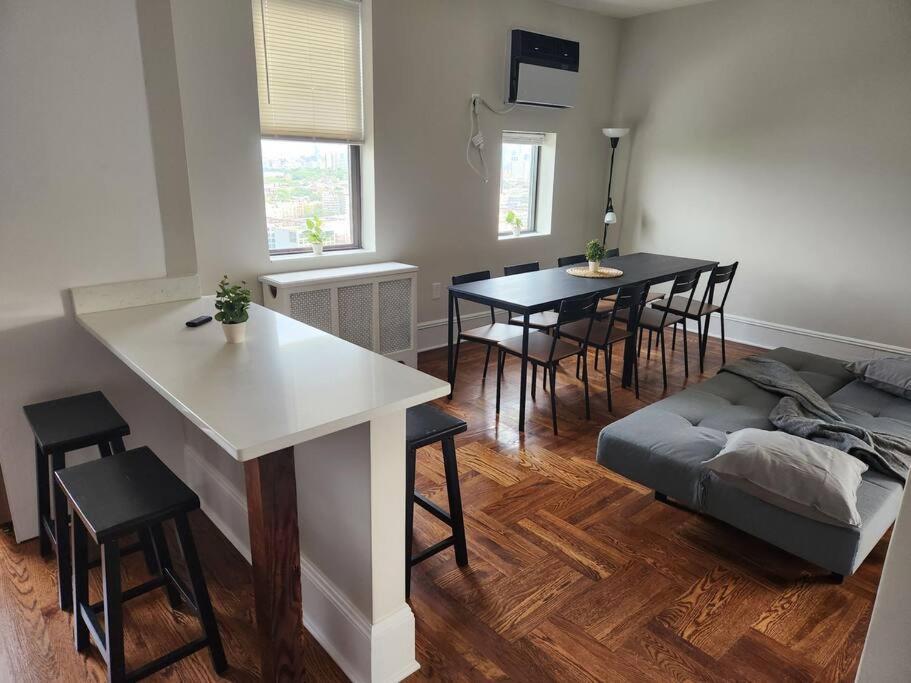 Elegant 2 Bed Gem! Mins From Nyc Apartment Юниън Сити Екстериор снимка